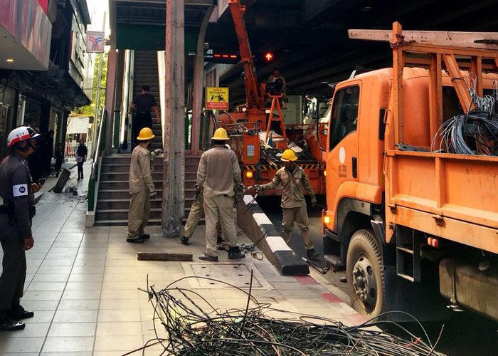 กฟน. ผู้ประกอบการฯ ระดมเจ้าหน้าที่เร่งรื้อถอนสายสื่อสาร-เสาไฟ ถนนสุขุมวิท