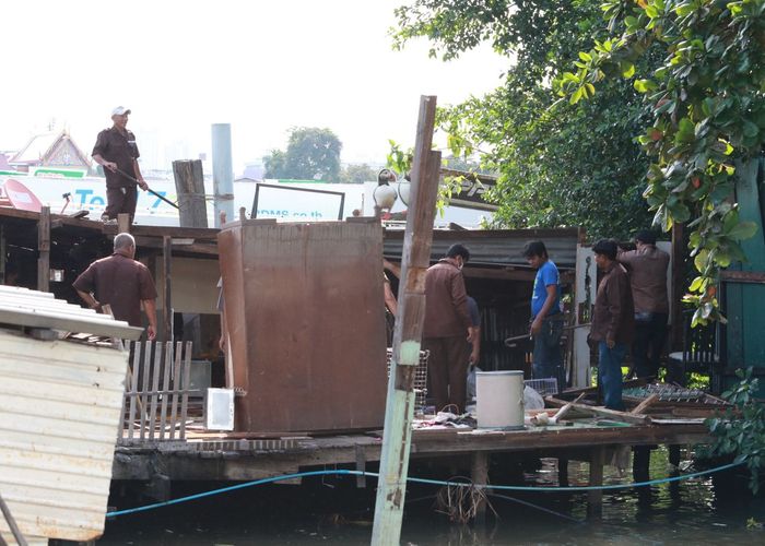 กทม.รื้อย้ายบ้านรุกล้ำเจ้าพระยา ย่านชุมชนท่าเรือวัดบวรมงคล