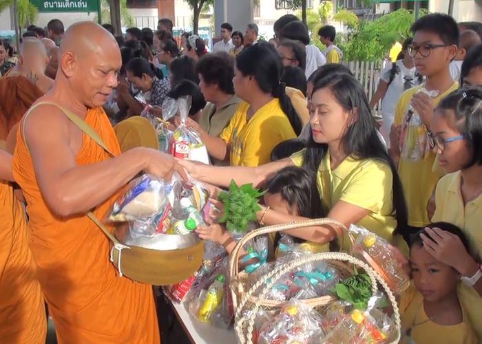 ทั่วไทยทำบุญตักบาตร'วันพ่อแห่งชาติ'