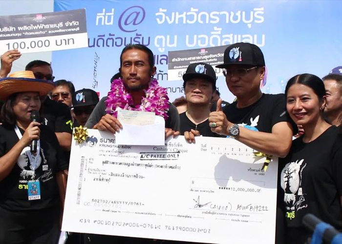 'ตูน' รับมอบโอ่งมังกรและเงินบริจาค 12 ล้านบาท