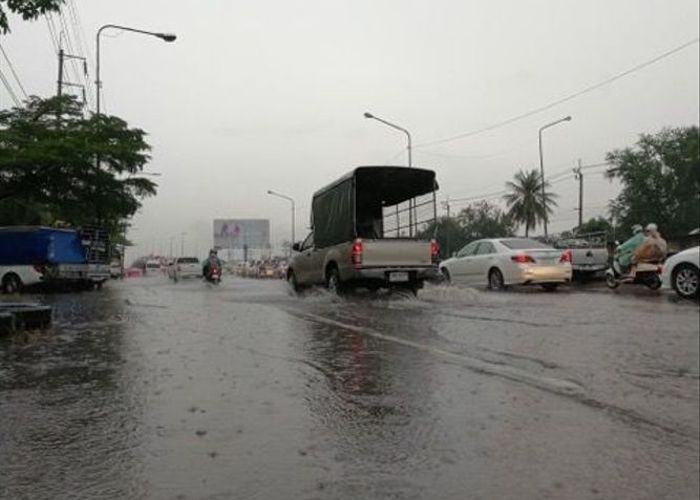 คนกรุงอ่วม! ถนนหลายสายน้ำท่วมขังจากฝนตก