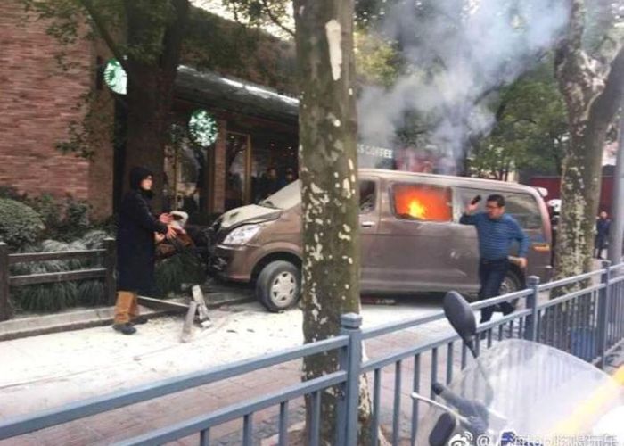 ​รถตู้วิ่งไล่ชนคนเดินถนนกลางเซี่ยงไฮ้ บาดเจ็บ18คน