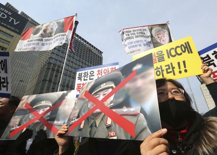 ชาวเกาหลีใต้ประท้วงนายพลเกาหลีเหนือร่วมพิธีปิดโอลิมปิกฤดูหนาว
