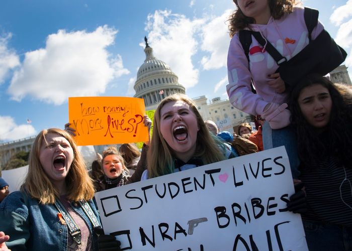 นักเรียนทั่วทั้งสหรัฐฯ เรียกร้องคุมเข้มอาวุธปืน