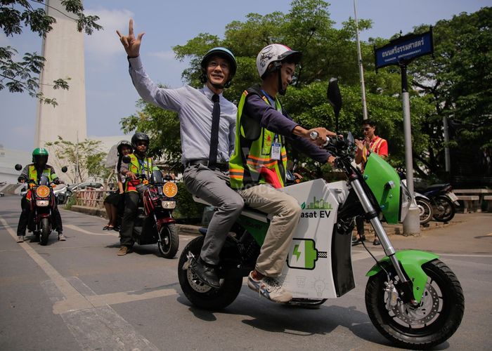 ธรรมศาสตร์เปิดโครงการ 'โซลาร์ ไรด์' มอเตอร์ไซค์พลังงานแสงอาทิตย์