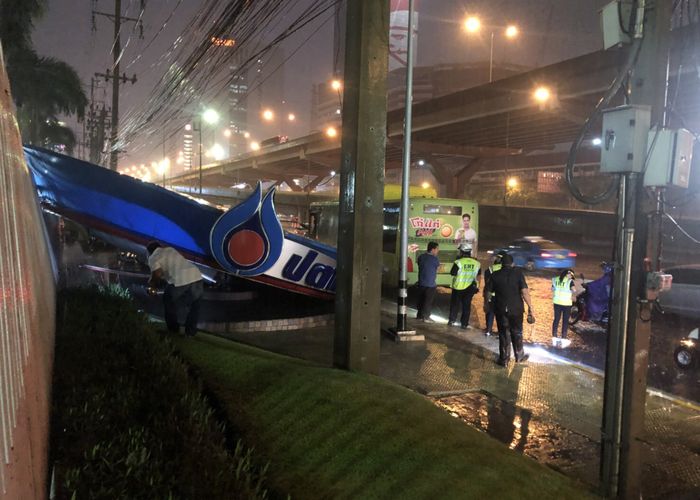 ฝนตกหนัก ป้ายรถเมล์หน้าสำนักงานใหญ่ ปตท. พังถล่ม