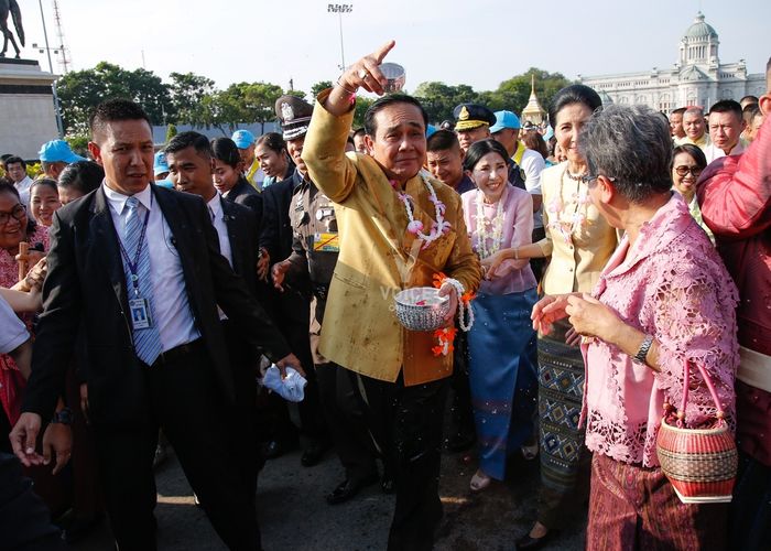 'ประยุทธ์' เล่นน้ำสงกรานต์ในงานเถลิงศก สุขสันต์ฯ