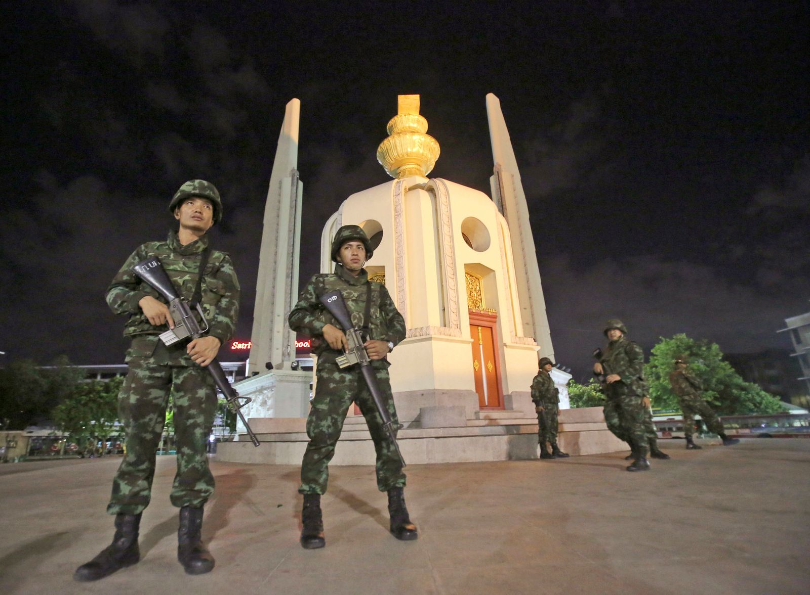 ประชาธิปไตย-ทหาร-คสช.-กองทัพ-ปืน-ท็อปบูต