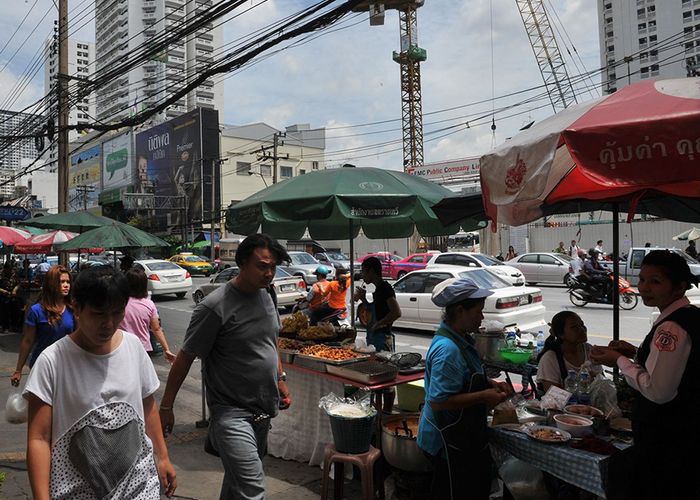 คนไทยวิตกค่าครองชีพสูง น้ำมันแพง-กังวลการเมืองปมเลือกตั้ง