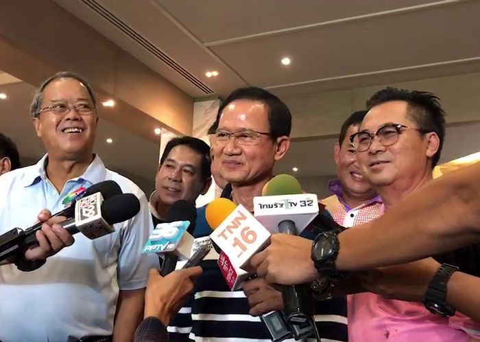 'สมชาย' รวมก๊วนตีกอล์ฟสมาชิกเพื่อไทย พร้อมอวยพรวันเกิด 'ยิ่งลักษณ์' ผ่านสื่อ