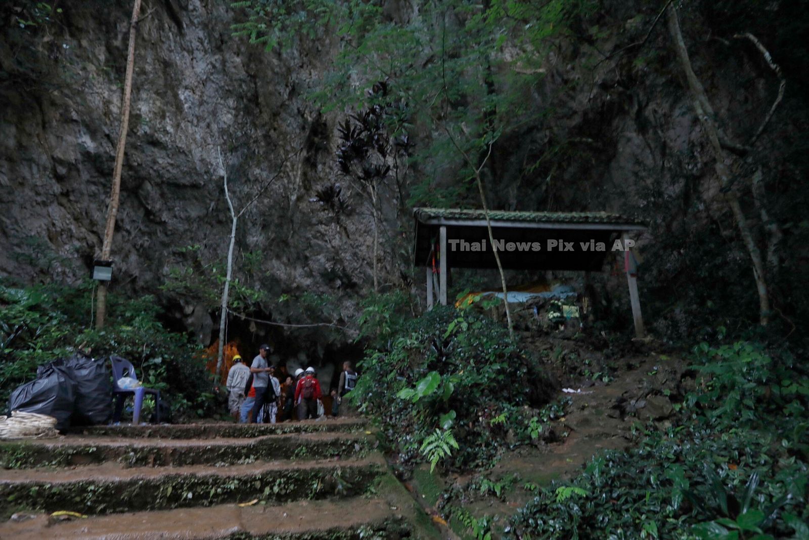 AP-ถ้ำหลวง-นางนอน-เชียงราย-เด็กหาย-หลงถ้ำ-ทีมฟุตบอลเยาวชน-หมูป่าอะคาเดมี-ปากถ้ำ.jpg