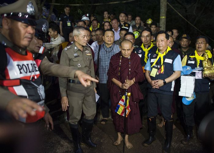 ครูบาบุญชุ่มทำพิธีแผ่เมตตาหน้าถ้ำหลวง-ทีมแพทย์วาง 3 ขั้นตอนรับตัว 'หมูป่า'