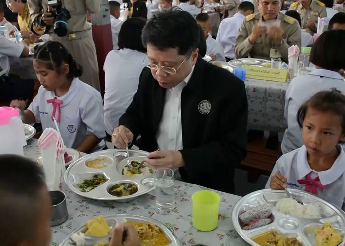 รมว.ศธ. นั่งกินข้าวถาดหลุมกับเด็กนักเรียน ยันค่าอาหารหัวละ20 บ. เพียงพอ