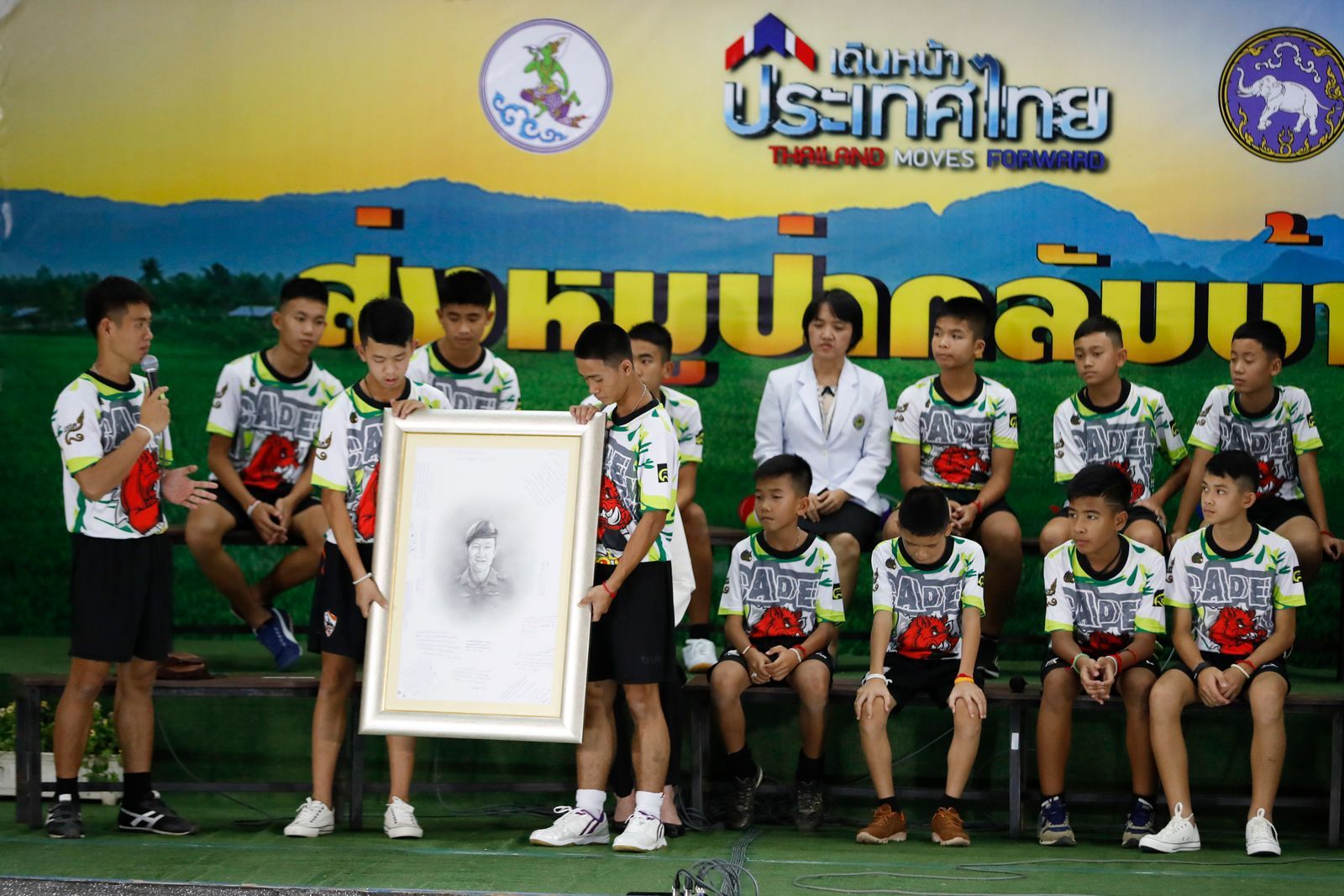 AP-ทีมหมูป่า-จ่าแซม-เดินหน้าประเทศไทย-เชียงรายประชานุเคราะห์-หมูป่ากลับบ้าน-สมาน กุนัน