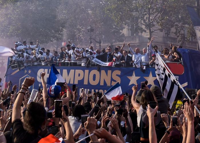 ชาวฝรั่งเศสนับแสนต้อนรับทีมแชมป์ฟุตบอลโลกกลับบ้าน
