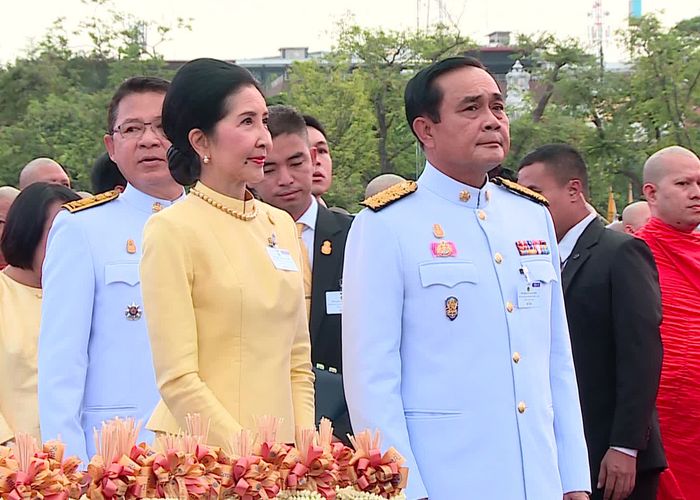 นายกฯ นำตักบาตรถวายพระราชกุศลแด่สมเด็จพระเจ้าอยู่หัว