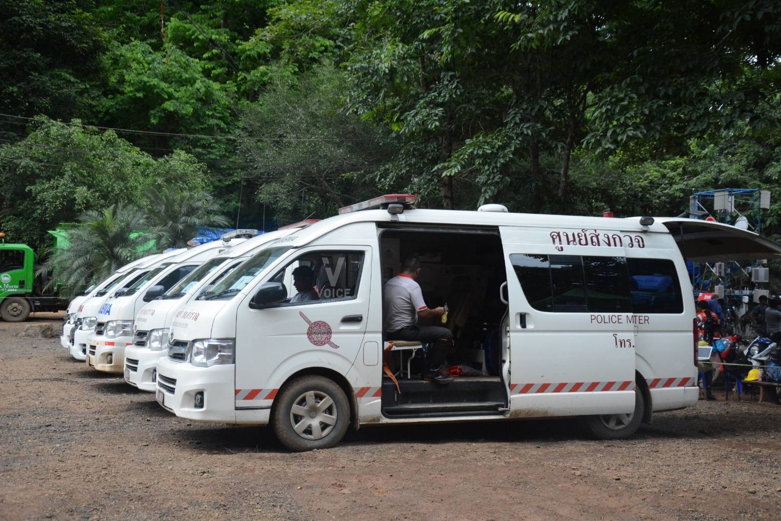 AP-ถ้ำหลวง-ทีมหมูป่า-เชียงราย-รถฉุกเฉิน-รถพยาบาล-ตำรวจ.jpg