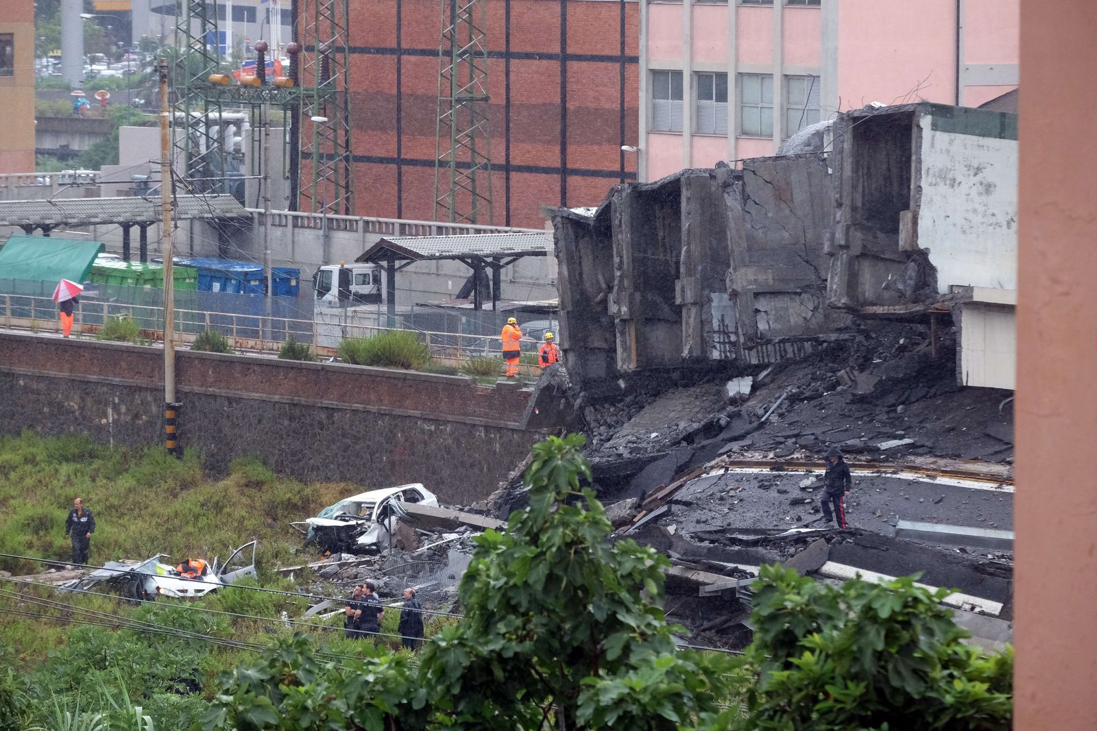 AFP-สะพานถล่ม-สะพานเมืองเจนัวถล่ม-อิตาลี-ทางยกระดับถล่ม