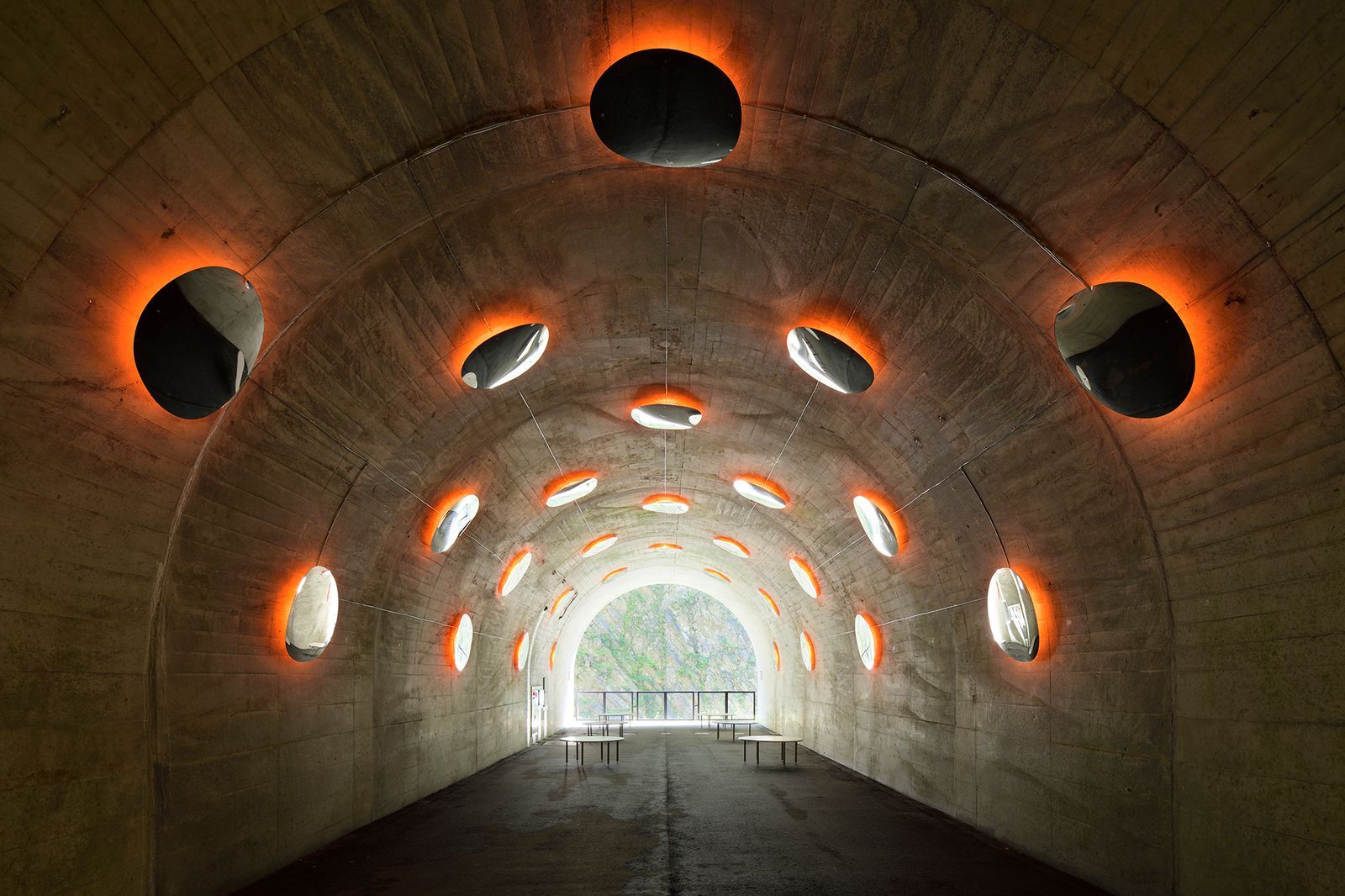 14_MAD_Echigo-Tsumari_Tunnel-of-Light_the-drop_by-Nacasa-Partners-Inc..jpg