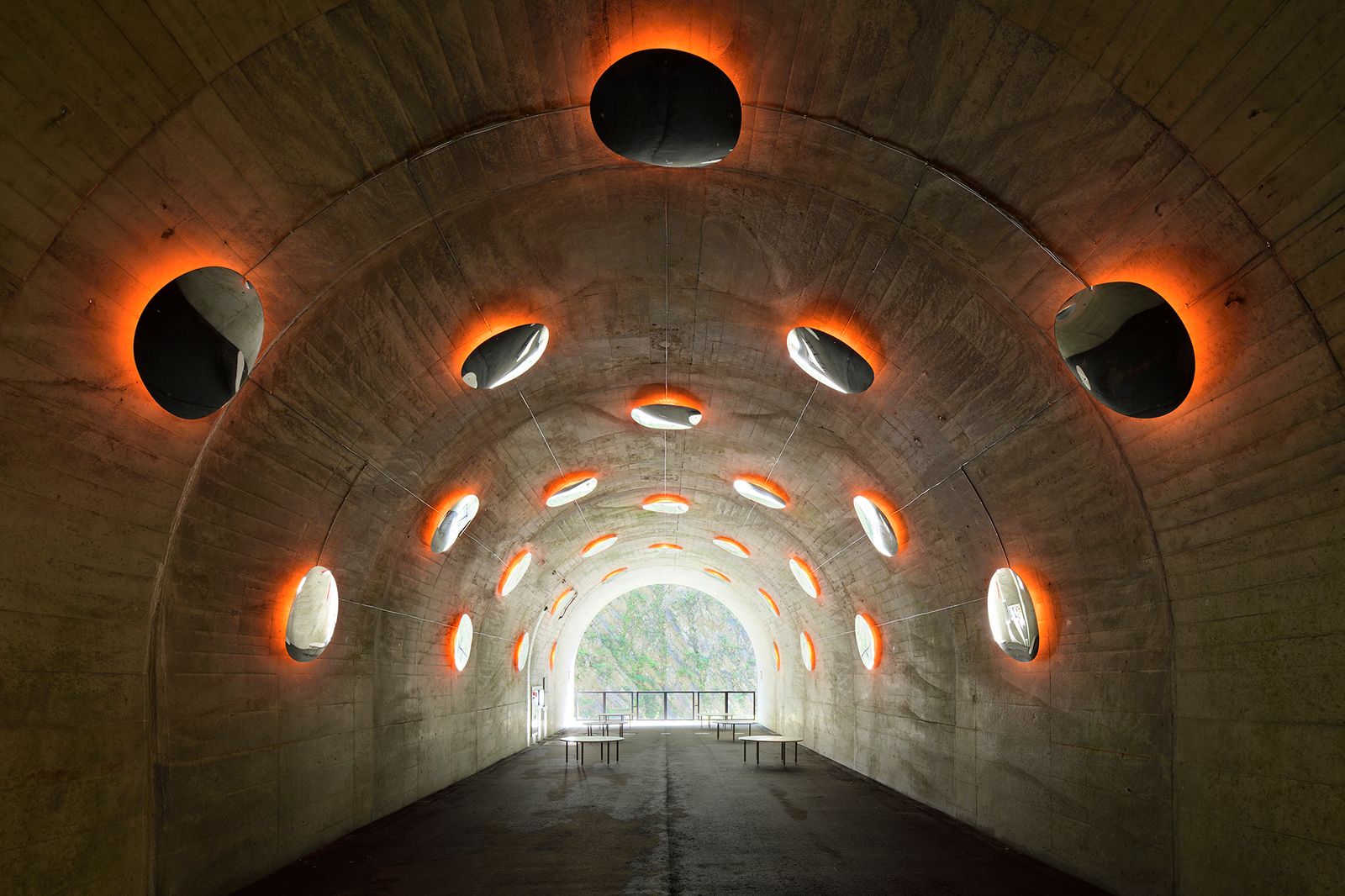 14_MAD_Echigo-Tsumari_Tunnel-of-Light_the-drop_by-Nacasa-Partners-Inc..jpg