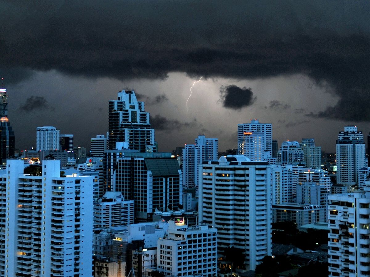 AFP-กรุงเทพ-ฝนตก-พายุ-สภาพอากาศ-อาคาร-ตึกสูง