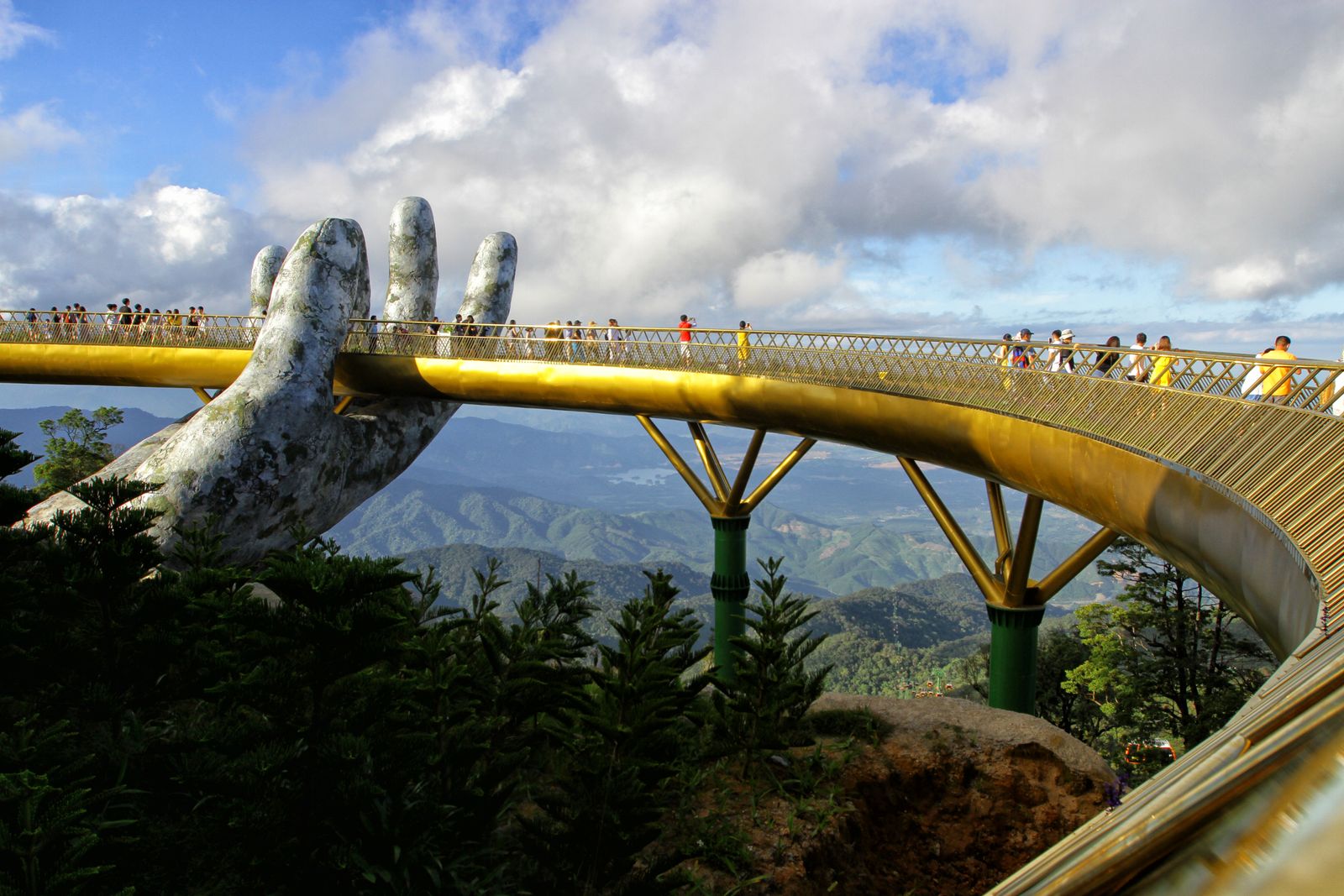 AFP-สะพานมือ-รูปปั้นมือ-สะพานเวียดนาม-บานาฮิลล์