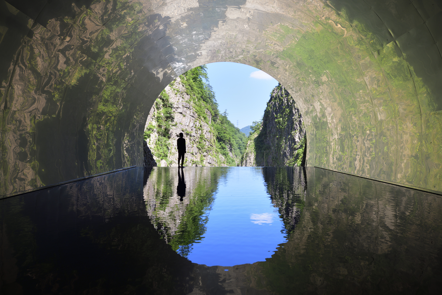 18_MAD_Echigo_Tsumari_Tunnel_of_Light_Live_Cave_by_Nacasa___Partners_Inc..jpg