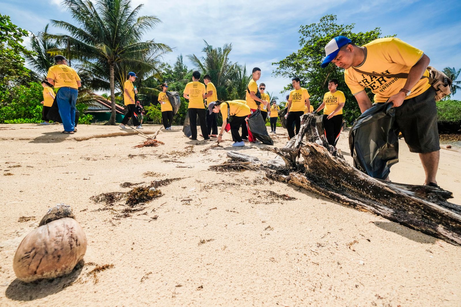 18.กิจกรรมเก็บขยะบนชายหาดTrash Hero.jpg