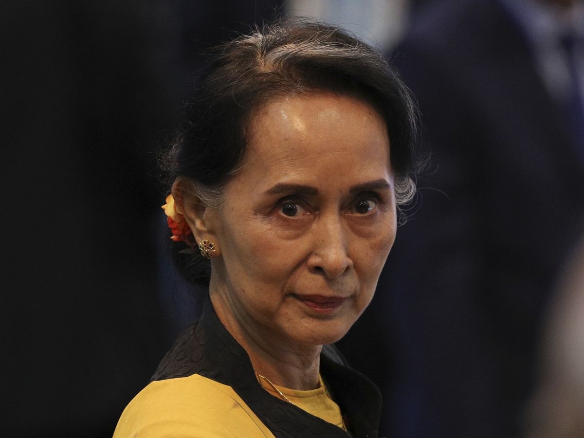 อองซานซูจี-ซูจีหน้าตรง-Suu Kyi.jpg