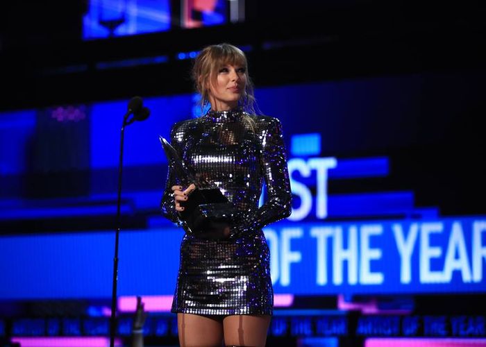 'เทย์เลอร์ สวิฟต์' ทุบสถิติศิลปินหญิงรับรางวัล American Music Awards มากที่สุด