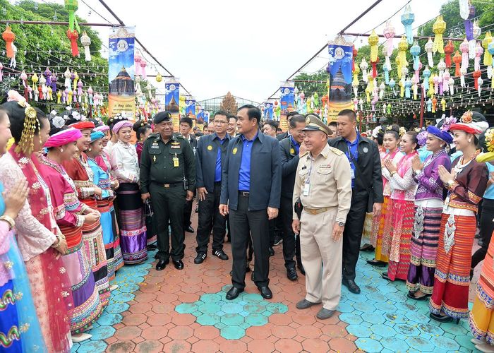 'ประยุทธ์' ลงพื้นที่ลำพูน เดินสายโปรโมท 'ไทยเที่ยวไทย ไทยยั่งยืน'