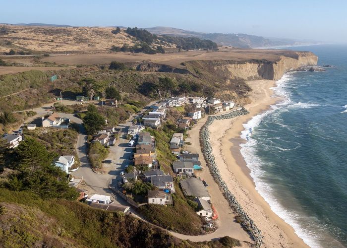 "ชายหาดเป็นพื้นที่สาธารณะ" ศาลสหรัฐฯ ไม่รับคำร้องเศรษฐี ขอปิดหาดส่วนตัว
