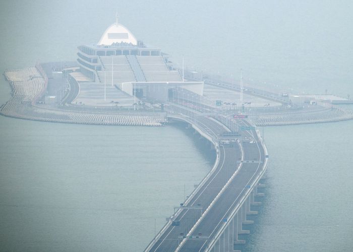นักกิจกรรมฮ่องกงเผย 'สะพานข้ามทะเลยาวที่สุดในโลก' ทำให้ประชากรโลมาลดลงเกือบครึ่ง