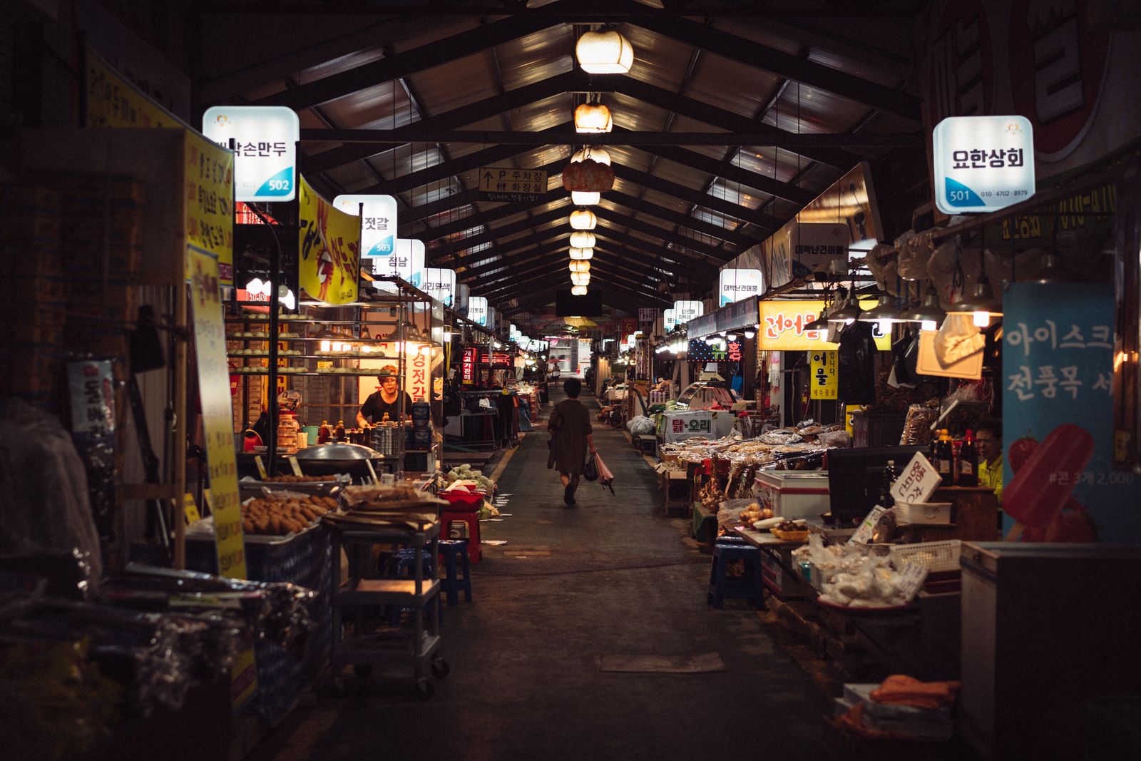 ตลาดเกาหลีใต้-ผีน้อย-rawkkim-1061192-unsplash.jpg