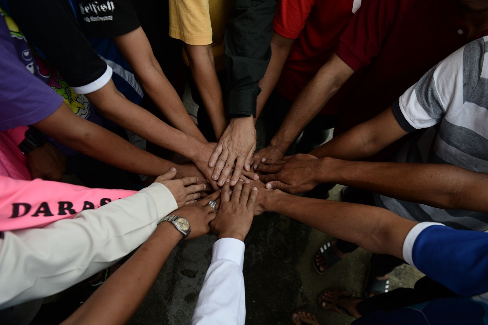 AFP-เด็กมุสลิมนราธิวาสรวมพลังต้านยาเสพติด-วัยรุ่น-มือ-รวมพลัง.jpg