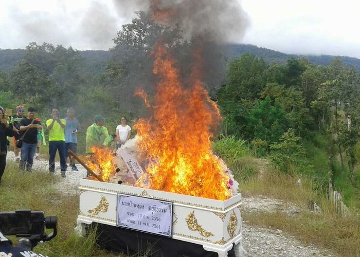 'คนเชียงใหม่' เผาโลงศพบ้านพักศาล ประกาศเทคะแนนเลือกพรรครื้อป่าแหว่ง