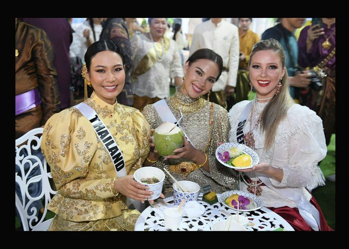 ผู้เข้าประกวด “มิสยูนิเวิร์ส 2018” สวมชุดไทยสมัย ร.5 ร่วมงาน "อุ่นไอรัก คลายความหนาว สายน้ำแห่งรัตนโกสินทร์"