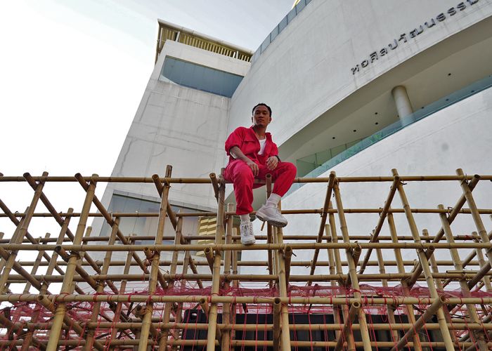 'ผีในเมือง' ของศิลปินมอญ ผู้ใช้ศิลปะต่อสู้ เพื่อสัญชาติไทย