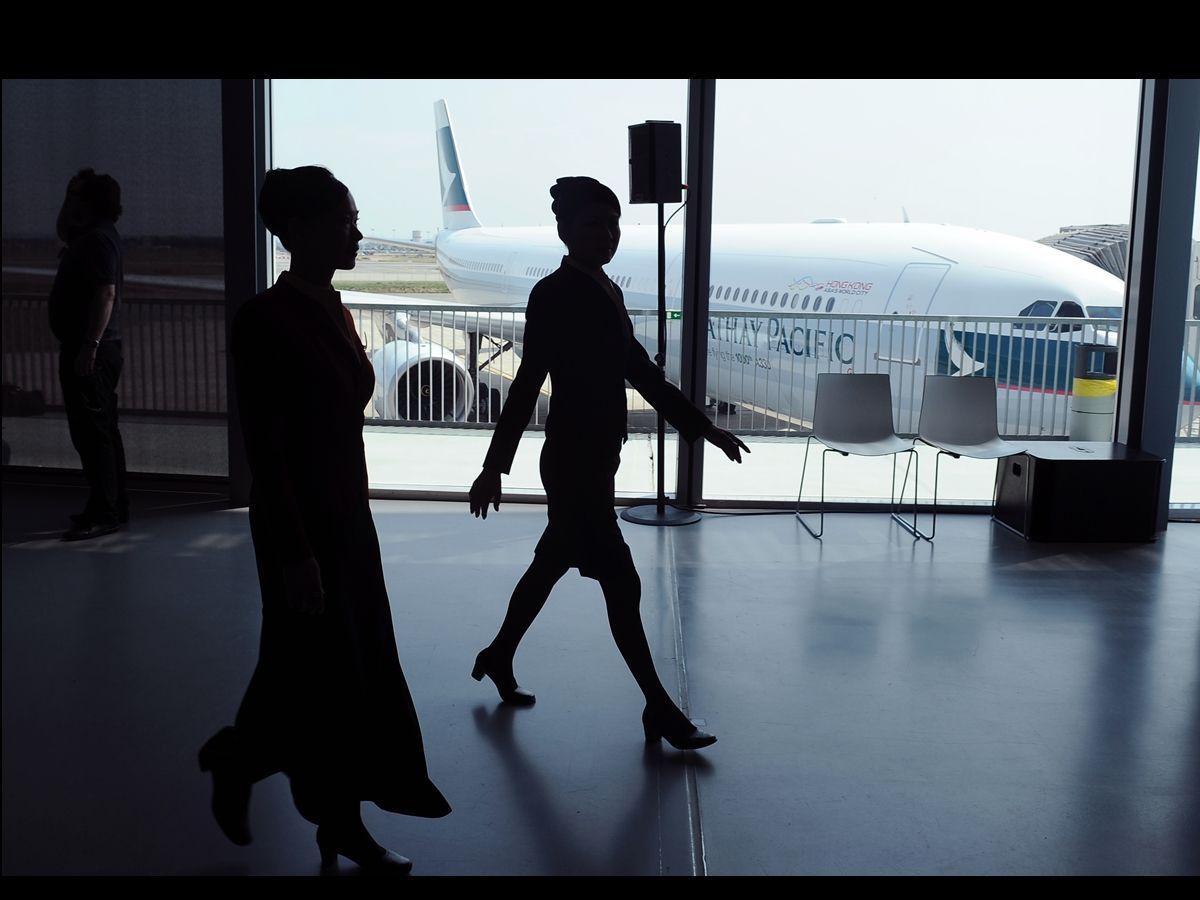 AFP-แอร์โฮสเตส-สนามบิน-คาเธย์แปซิฟิก-ส้นสูง-ผู้หญิง-เครื่องบิน-Cathay Pacific.jpg