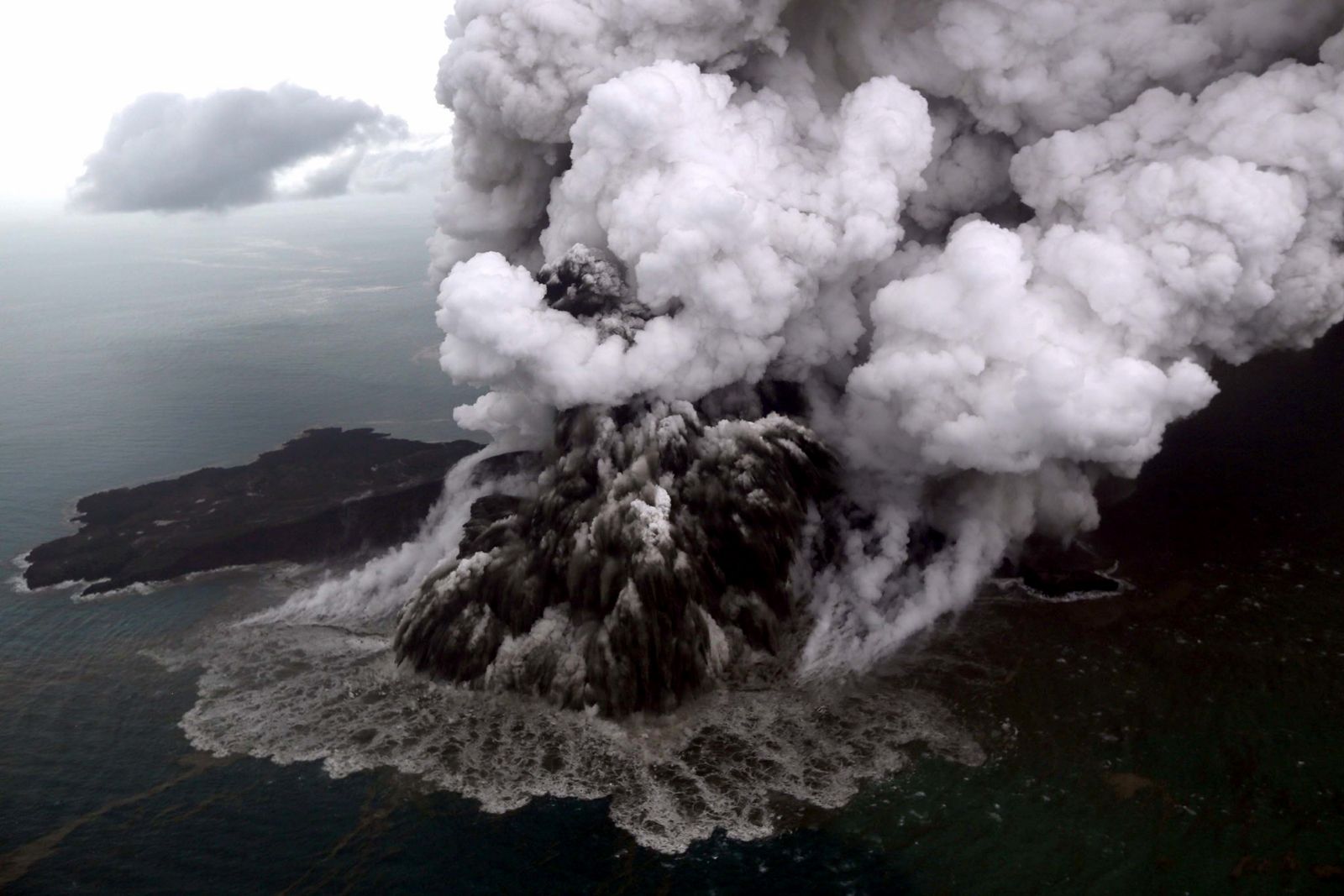 AFP-ภูเขาไฟกรากาตัว-กรากาเตาปะทุจนเกิดสึนามิที่อินโดนีเซีย 23 ธ.ค.2561-ควันเถ้าภูเขาไฟ.jpg
