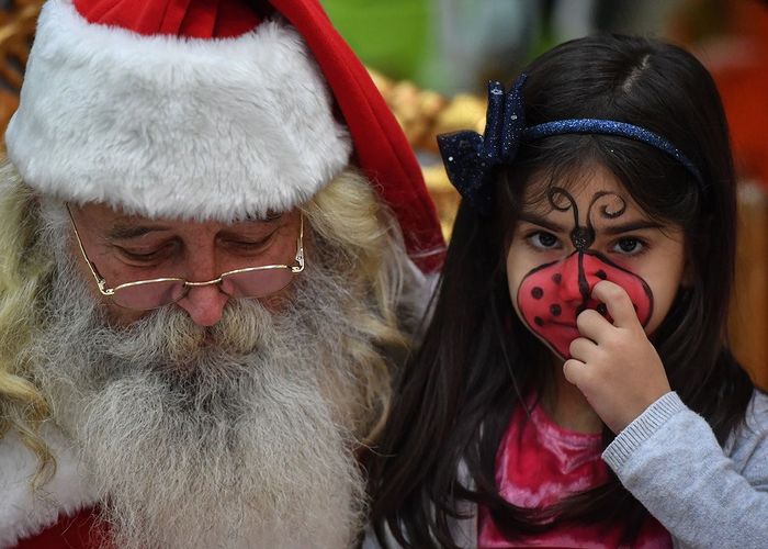 ทำไมลายมือพ่อกับซานต้าเหมือนกันจัง? วิจัยเผยเด็กเลิกเชื่อตำนานซานตาคลอสตอน 8 ขวบ
