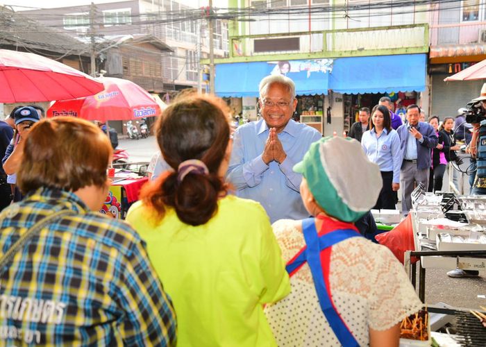 'สุเทพ' เดินคารวะแผ่นดินที่ตาก ย้ำชัดไม่เสนอใครเป็นนายกฯ