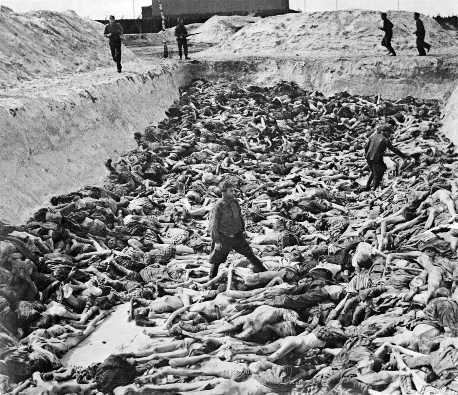 AFP-คนตายในค่ายกักกันนาซี Bergen-Belsen ช่วงเดือน เม.ย.1945 ส่วนใหญ่เป็นคนป่วยที่ทำงานไม่ได้.jpg