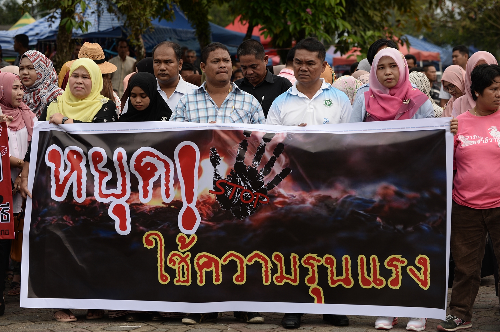 AFP-ประชาชนในนราธิวาส ทั้งพุทธและมุสลิมเดินขบวนต่อต้านความรุนแรงหลังมีเหตุฆ่าพระสงฆ์-ชายแดนใต้ ม.ค.2562.jpg