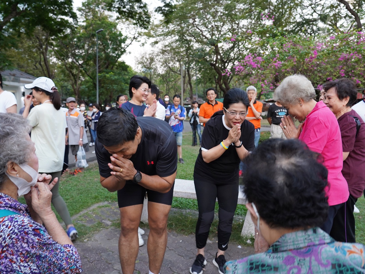 ชัชชาติ + สุดารัตน์ พรรคเพื่อไทย ออ��กำลังกายสวนลุม หาเสียง