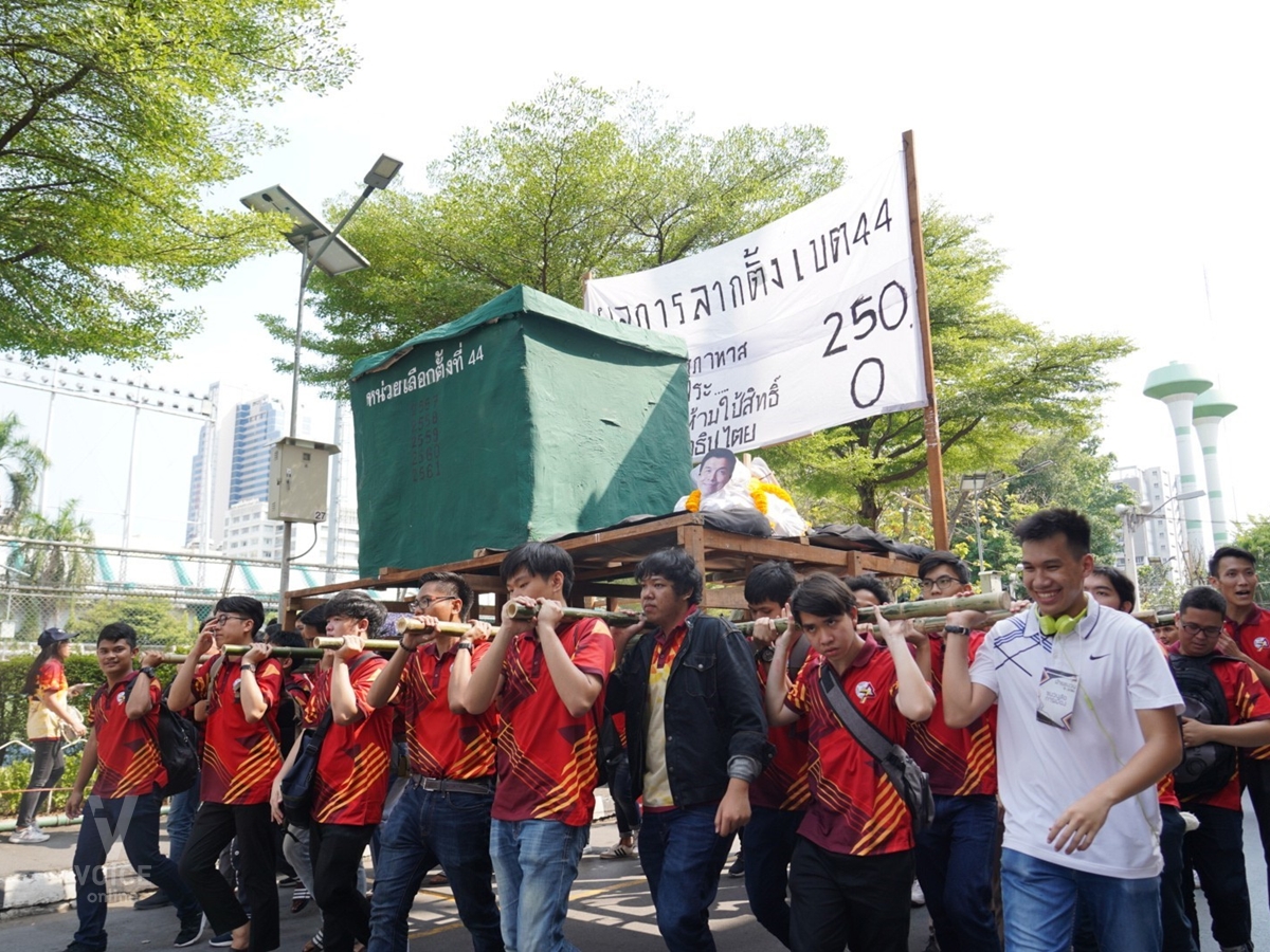 บอลประเพณี-จุฬา-ธรรมศาสตร์-ขบวนล้อการเมือง