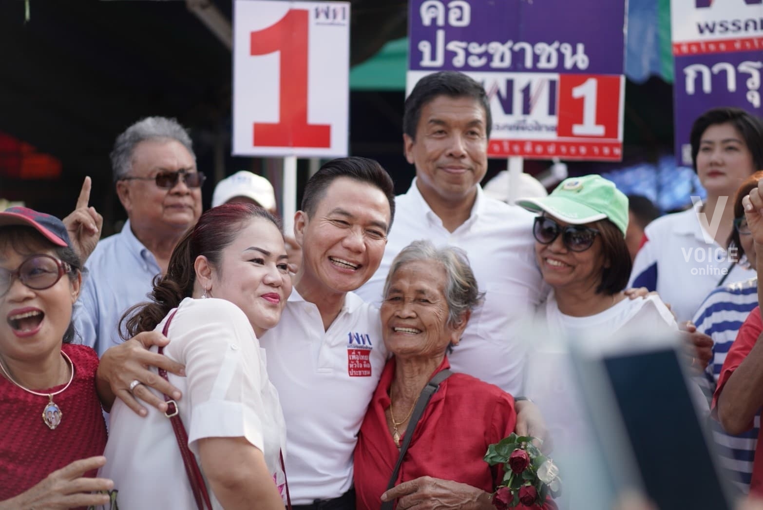 napakorn-ชัชชาติ สิทธิพันธุ์ ลงพื้นที่ดอนเมืองช่วยเก่ง การุณ โหสกุล หาเสียงที่ตลาดปิ่นเจริญ1-พรรคเพื่อไทย เบอร์1-group.jpg