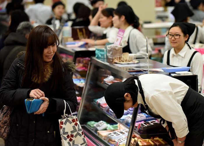 สาวญี่ปุ่นเริ่มมอบช็อกโกแลตเพื่อ 'มิตรภาพ' แทน 'มารยาท'