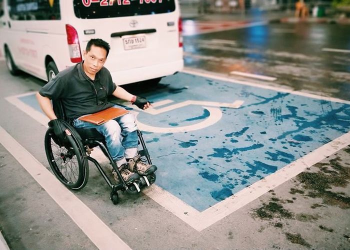 ทำไมคนมือดี-เท้าดี ถึงแย่งที่จอดรถคนพิการ ? อ่านคำตอบจากนักสู้เพื่อคนพิการ