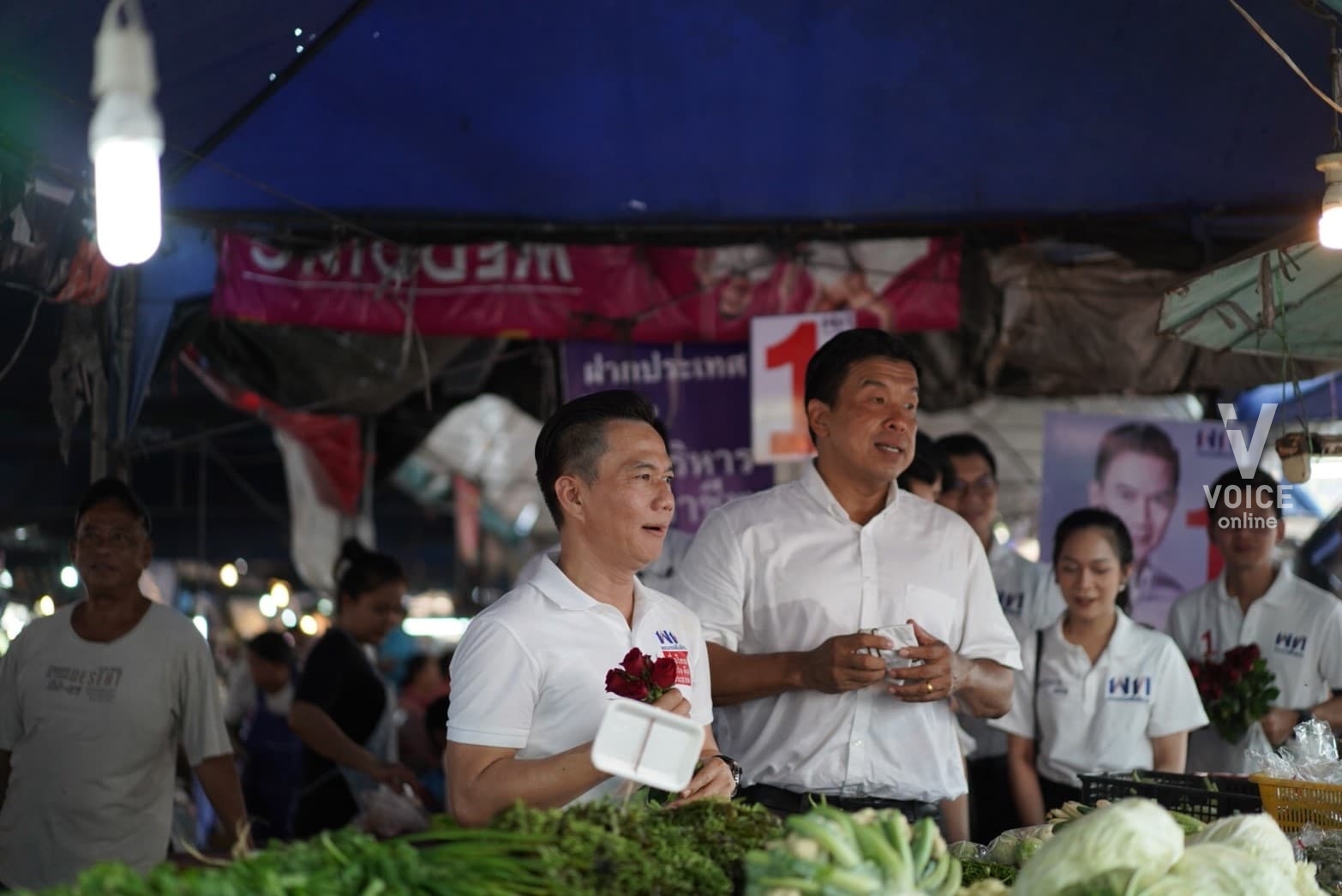 napakorn-ชัชชาติ สิทธิพันธุ์ ลงพื้นที่ดอนเมืองช่วยเก่ง การุณ โหสกุล หาเสียงที่ตลาดปิ่นเจริญ1-พรรคเพื่อไทย เบอร์1-two.jpg